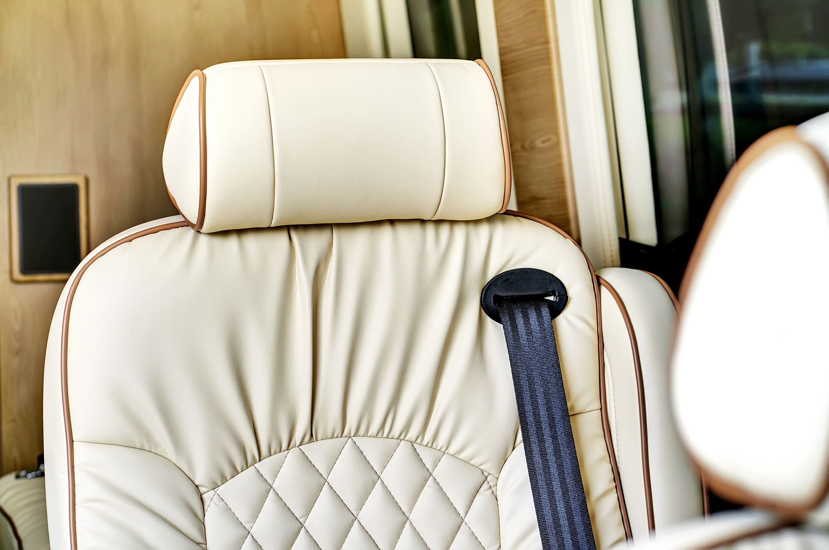 Sterling Route MAD Daycruiser D6 — cabin entrance
